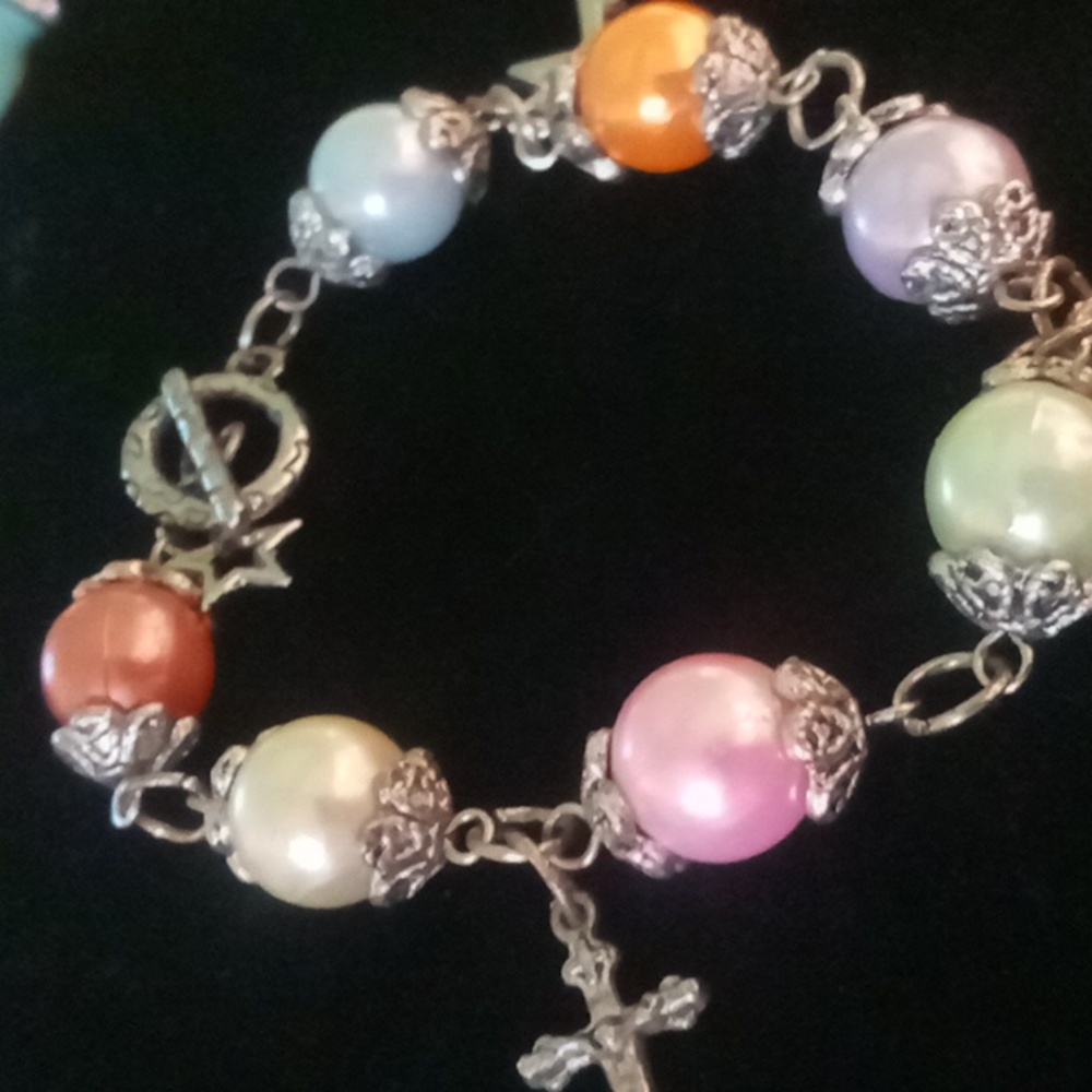 Glass opalescent colorful faux pearl charm bracelet. 7.5 toggle clasp